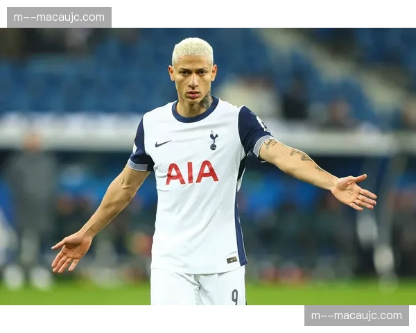 热刺防线沟通失误频发 三中卫协同保护不足被对手利用